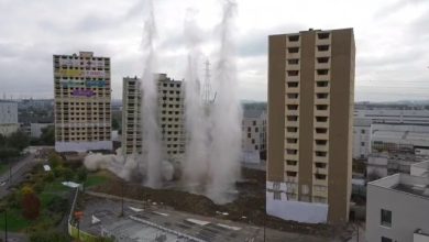 Destruction spectaculaire de trois tours résidentielles des années 1960